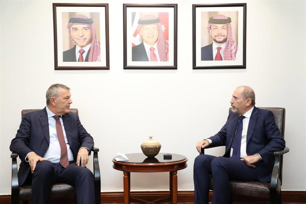 El jefe de la UNRWA, Philippe Lazzarini, y el ministro de Exteriores jordano, Ayman Safadi