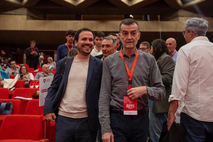 El exministro y exlíder de IU Alberto Garzón asiste a la primera jornada de la asamblea federal de IU, que se celebra en la sede de UGT en Madrid, junto al futuro coordinador federal Antonio Maíllo.