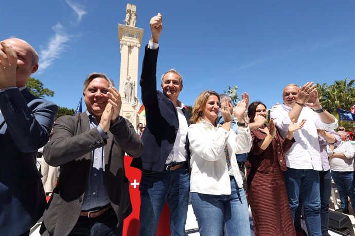 Teresa Ribera y José Luis Rodríguez Zapatero durante el acto del PSOE en Cádiz por las elecciones europeas.