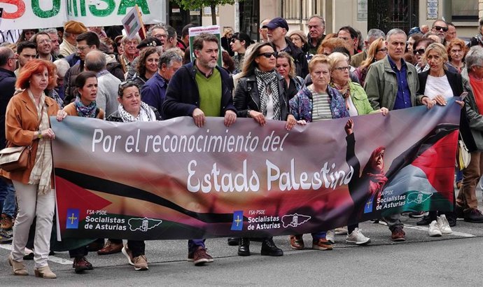 Miembros del PSOE  asturiano participan en la manifestación por el reconocimiento del estado palestino en Gijón.