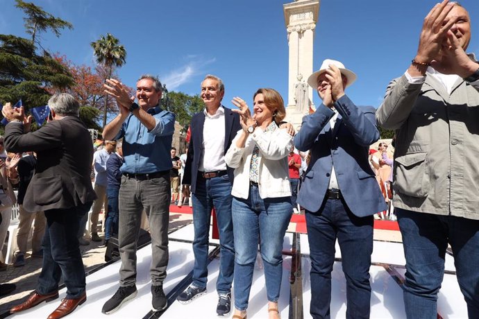 Juan Espadas con José Luis Rodríguez Zapatero y Teresa Ribera en el mitin en Cádiz.