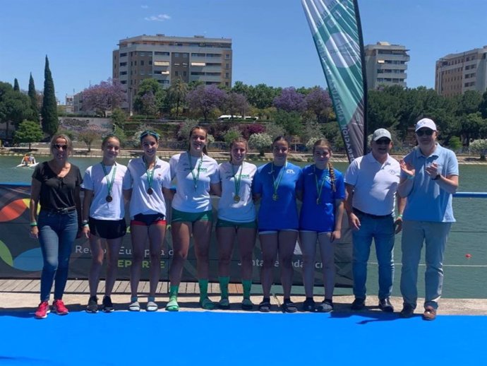 Integrantes de uno de los podios de la cuarta regata de la Copa Andalucía de remo.