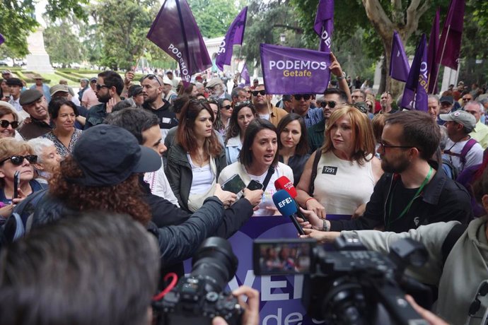 La secretaria Política de Podemos y candidata del partido a las elecciones europeas, Irene Montero (c), atiende a los medios de comunicación durante una manifestación para defender la sanidad pública, a 19 de mayo de 2024, en Madrid (España). 