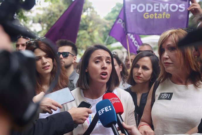 (I-D) La portavoz de Podemos, Isa Serra, la secretaria Política de Podemos y candidata del partido a las elecciones europeas, Irene Montero, la secretaria general de Podemos, Ione Belarra, y la activista y presidenta de la Federación Plataforma Trans, Mar