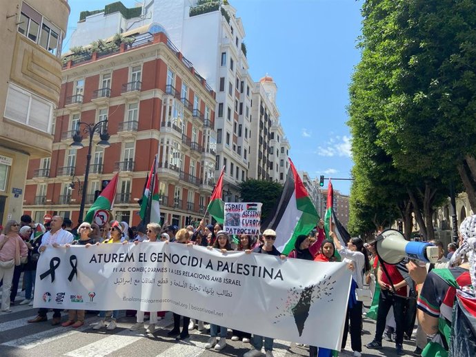 Miles de personas exigen en Valncia el fin del "genocidio que perpetúa Israel" y demandan "un alto al fuego inminente"