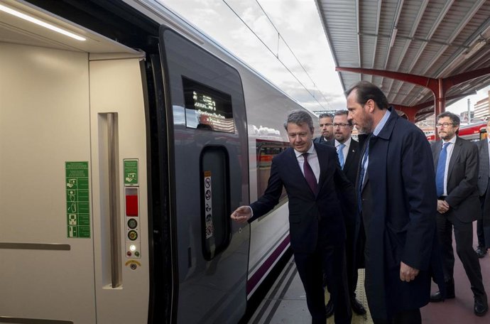 El ministro de Transportes y Movilidad Sostenible, Óscar Puente, sube a un tren de alta velocidad de la serie 106 de Renfe en la estación de Chamartín Clara Campoamor para viajar a A Coruña, a 16 de mayo de 2024, en Madrid.