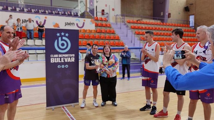 La concejal de Promoción Económica en el Ayuntamiento de Jaén, en la entrega de premios de la final de la segunda 'Liga de primavera'.