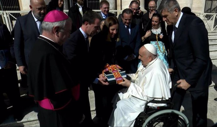 Archivo - El presidente del Consell de Mallorca, Llorenç Galmés, entregándole un obsequio al Papa Francisco en la visita que han hecho al Vaticano en conmemoración del 450 aniversario de la muerte de Santa Catalina Tomàs.