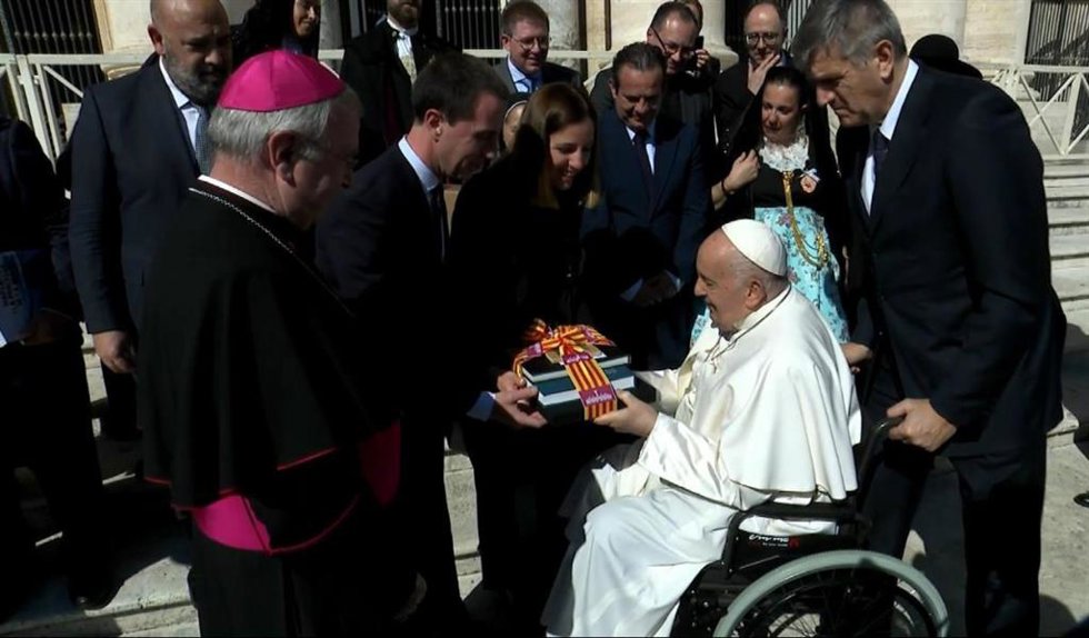 Archivo - El presidente del Consell de Mallorca, Lloren Galmés, entregándole un obsequio al Papa Francisco en la visita que han hecho al Vaticano en conmemoración del 450 aniversario de la muerte de Santa Catalina Toms.