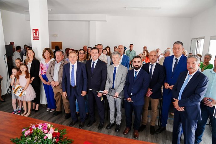 Raúl Granero con el bastón de alcalde de Cóbdar junto al presidente de la Diputación.
