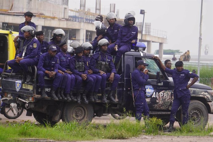 Archivo - KINSHASA, Dec. 28, 2023  -- Police officers stand by on a street in Kinshasa, capital of the Democratic Republic of the Congo (DRC), on Dec. 27, 2023. Injuries have been reported Wednesday in Kinshasa, the capital of the Democratic Republic of t