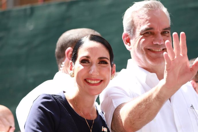 Archivo - El presidente de República Dominicana, Luis Abinader, y su esposa, Raquel Arbaje