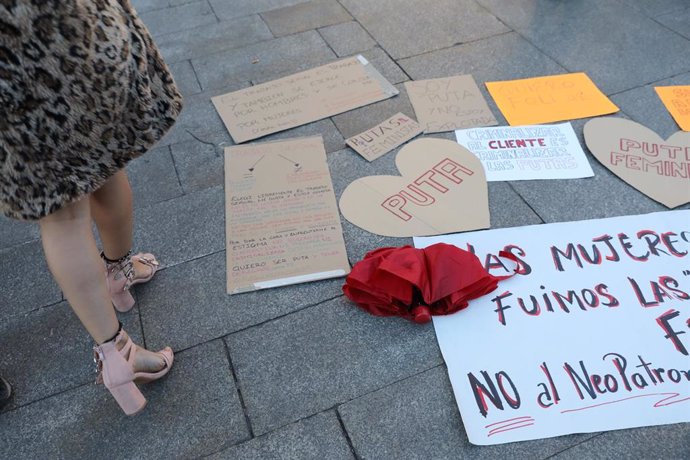 Archivo - Varias carteles durante una protesta contra la legislación en la prostitución, en la Puerta del Sol, a 22 de octubre de 2021, en Madrid (España). 