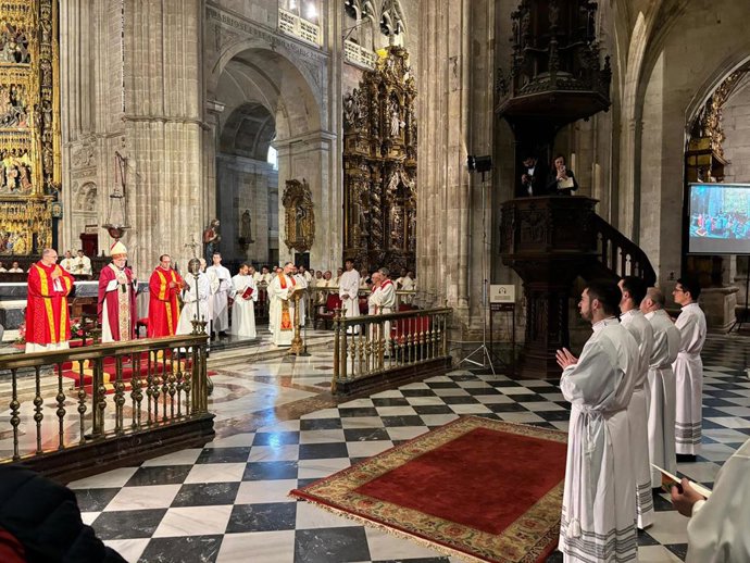 El arzobispo de Oviedo, Jesús Sanz Montes, preside la ordenación diaconal de cuatro seminaristas de la diócesis.