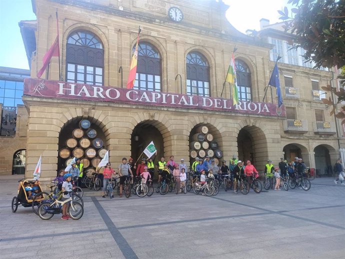 Ecologistas en Acción de Haro celebra su I. Aniversario con una bicicletada y una comida “de traje”