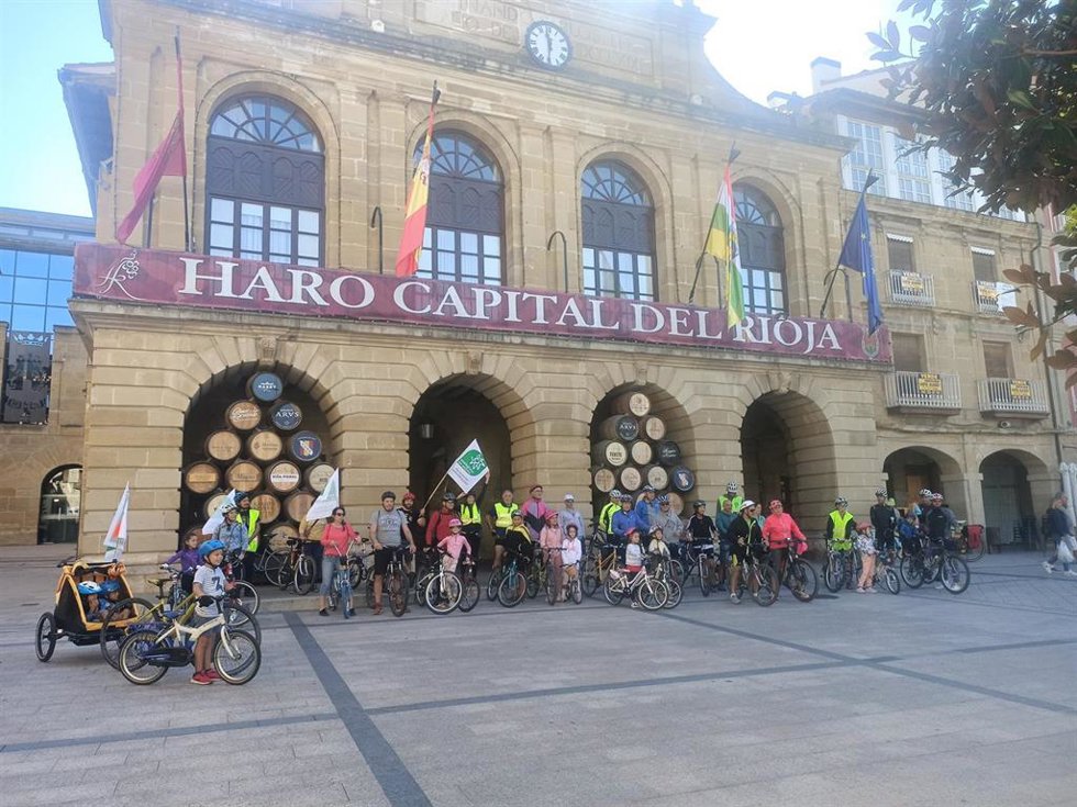 Ecologistas en Acción de Haro celebra su I. Aniversario con una bicicletada y una comida de traje