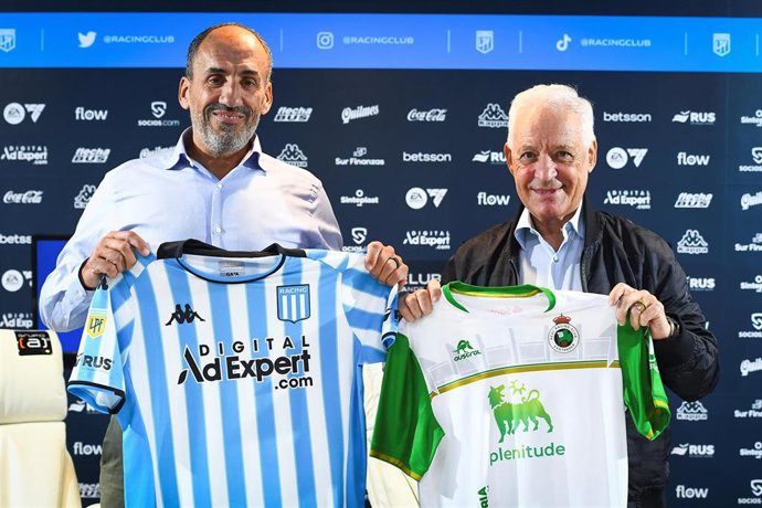 El presidente del Racing de Avellaneda, Víctor Blanco (derecha) y el consejero, máximo accionista de la entidad verdiblanca y presidente de la Fundación Real Racing Club, Sebastián Ceria, posan con la camiseta de ambos equipos