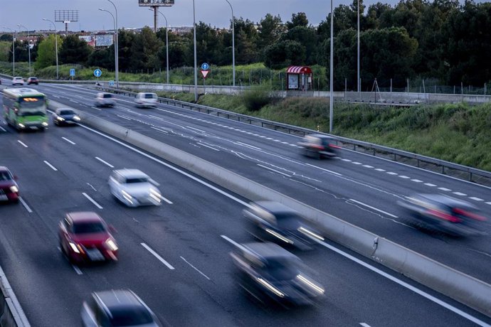 Archivo - Varios vehículos en carretera, imagen de archivo. 