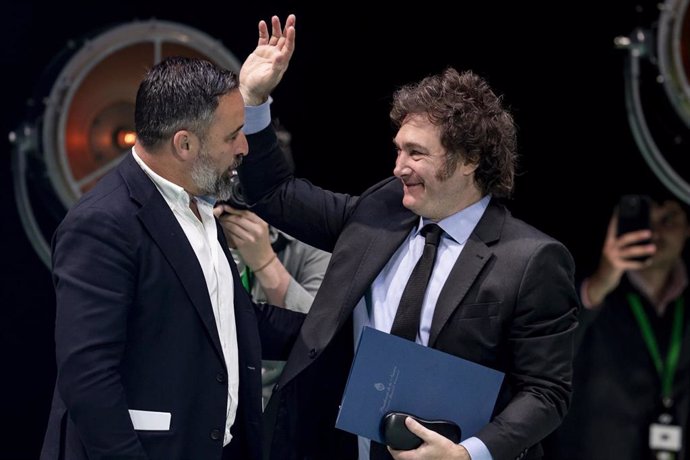 El líder de VOX, Santiago Abascal (i), y el presidente de Argentina, Javier Milei (d), durante el acto ‘Viva 24’ de VOX, en el Palacio de Vistalegre