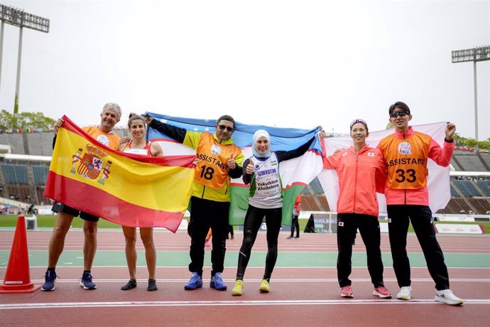 Sara Martínez celebra su medalla de plata en los Mundiales de Atletismo Paralímpico de 2024