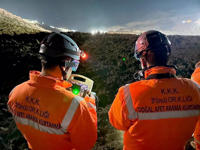 Archivo - February 13, 2024, Erzincan, Türkiye: A landslide occurred Tuesday in a dump leaching area of Canadian company owned Anagold Copler Gold Mine at Ilic, Erzincan, east Turkey.  A large number of search and rescue teams were dispatched to the Ilic 