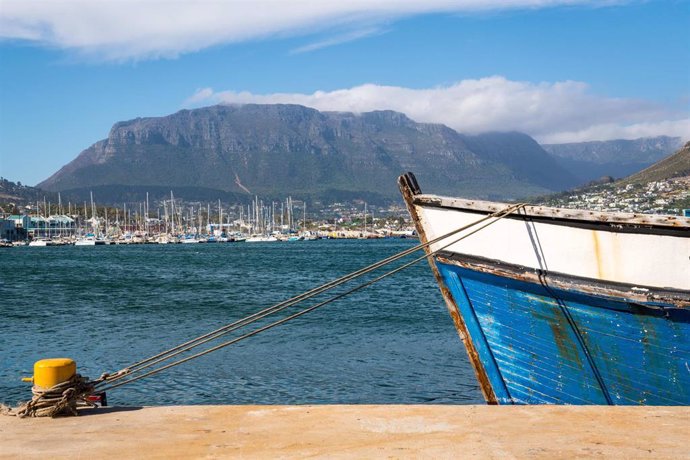 Archivo - Barco pesquero en las costas de Sudáfrica