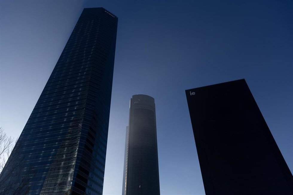 Archivo - Edificios de oficinas en el Cuatro Torres Business Area