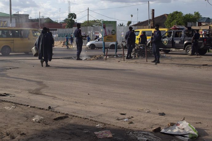 Archivo - December 20, 2018 - Kinshasa, Democratic Republic of the Congo - Police forces are busy to clear the streets from burning tires after the announcement of the postponement of the election.