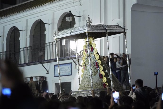 Salida de la Virgen del Rocío de sus Santuario durante la romería de 2024.