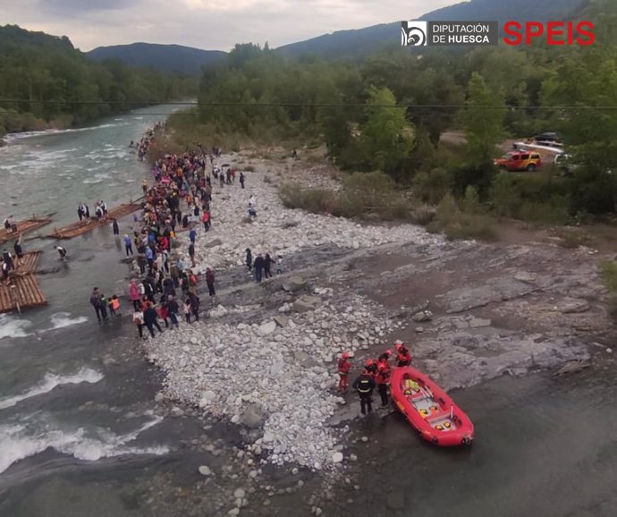 El Grupo de Rescate Acuático en Superficie (RAS) de la DPH este la prueba Pyrene Raid en el embalse de Lanuza y en las Navatas de Aínsa.