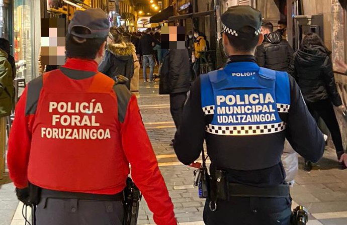 Agentes de Policía Foral y Policía Municipal de Pamplona.