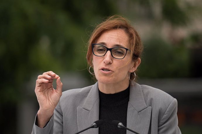 La ministra de Sanidad, Mónica García, interviene durante el acto homenaje a los médicos y profesionales sanitarios españoles por su entrega durante la pandemia de Covid-19, en la plaza de los Sagrados Corazones, a 17 de mayo de 2024, en Madrid (España).