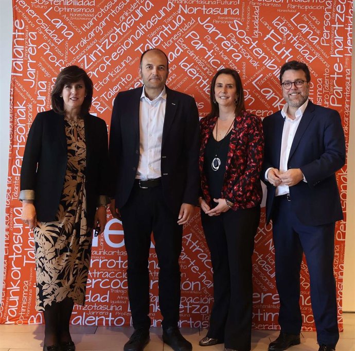 Elena Zarraga, directora general de LKS Next, Marijo Pagaldai, vicepresidenta de Mondragon, junto Gonzalo Fornos, representante de LKS Next en esta iniciativa y Hector Olabegogeaskoa, director general de Mondragon Health