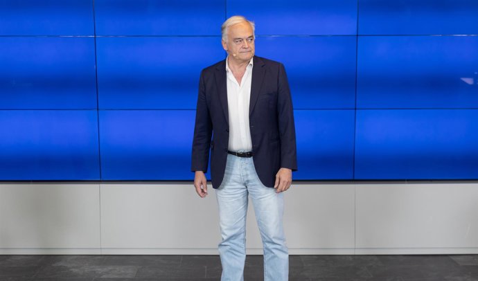 El director de campaña para las elecciones europeas del 9J y vicesecretario Institucional del PP, Esteban González Pons, durante una rueda de prensa del Partido Popular, en la sede del PP, a 17 de mayo de 2024, en Madrid (España). El Partido Popular ha pr