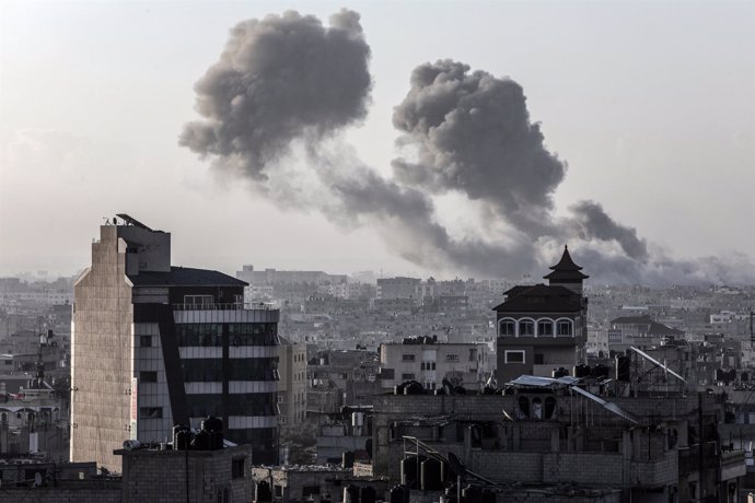 Columnas de humo tras una serie de bombardeos del Ejército de Israel contra Rafá, en la frontera entre la franja de Gaza y Egipto (archivo)