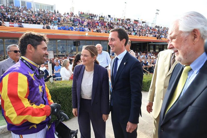 La presidenta del Govern, Marga Prohens, y el presidente del Consell, Llorenç Galmés, charlan con el 'menador' Antoni Frontera, ganador del Gran Premio Nacional de Trote 2024 con Lluna de Llevant