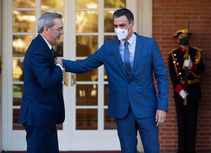 Archivo - El presidente del Gobierno, Pedro Sánchez (d), recibe al presidente de la República Dominicana, Luis Abinader, en el Palacio de la Moncloa, a 20 de enero de 2022, en Madrid (España).