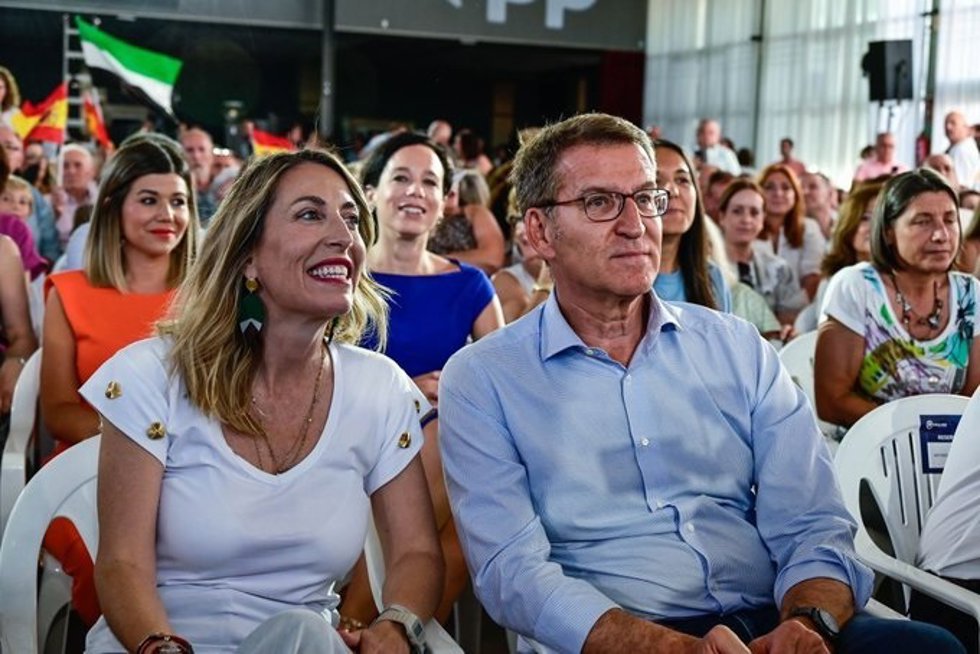 Archivo - La presidenta de la Junta de Extremadura, María Guardiola, junto al 'popular' Alberto Núñez Feijóo, en una foto de archivo