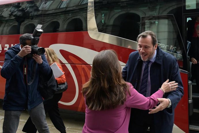 El ministro de Transportes y Movilidad Sostenible, Óscar Puente, a su llegada a la presentación del Plan Director del Corredor Atlántico, en el Ayuntamiento de A Coruña, a 16 de mayo