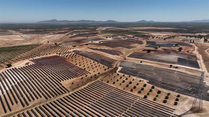 Archivo - Planta solar de Acciona en Almendralejo (Badajoz)