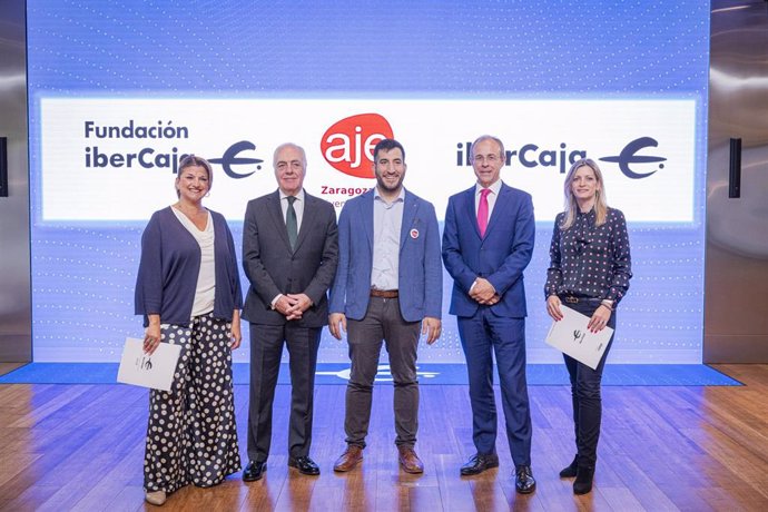 Firma del acuerdo entre Ibercaja, Fundación Ibercaja y AJE Zaragoza.