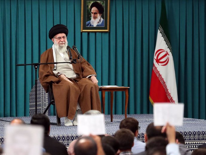 El líder suprem de l'Iran, l'aiatol·là Ali Khamenei, durant una reunió amb familiars de membres de la Guàrdia Revolucionària a Teheran