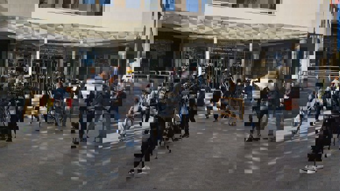 Periodistas de diferentes medios de comunicación esperan ante los Juzgados de Plaza de Castilla donde la pareja de la presidenta de la Comunidad de Madrid, ha asistido para declarar, a 20 de mayo de 2024, en Madrid (España).