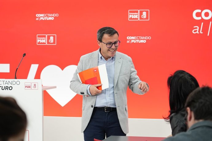 El secretario general del PSOE extremeño, Miguel Ángel Gallardo, en rueda de prensa en Mérida