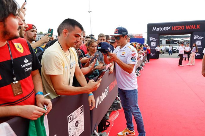 Archivo - Marc Márquez firma una gorra durante un Hero Walk del Gran Premio de Catalunya de Motociclismo