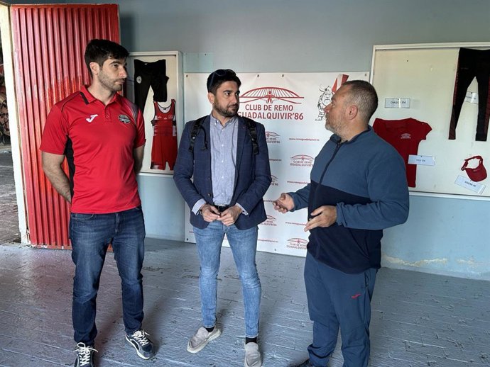 Ismael Sánchez con responsables del Club de Remo Guadalquivir