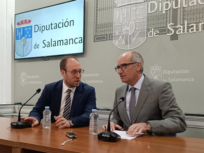 El presidente de la Diputación de Salamanca, Javier Iglesias (d), junto al diputado Marcos Iglesias (i)