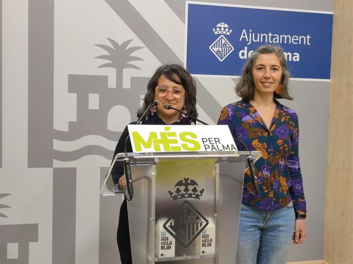 Las regidoras de MÉS per Palma, Kika Coll y Neus Truyol, en rueda de prensa en el Ayuntamiento de Palma.