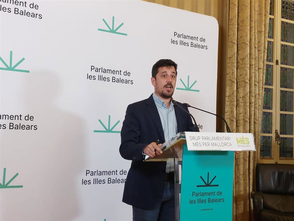 El diputado de MÉS per Mallorca Ferran Rosa en rueda de prensa