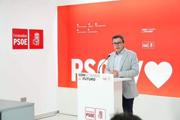 El secretario general del PSOE de Extremadura, Miguel Ángel Gallardo, en rueda de prensa en la sede regional del partido